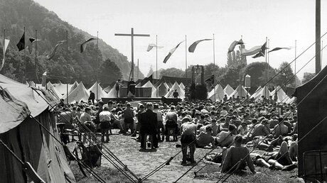 Zeltlager des Bundes Neudeutschland am Stadtrand von Freiburg im August 1956. (KNA)