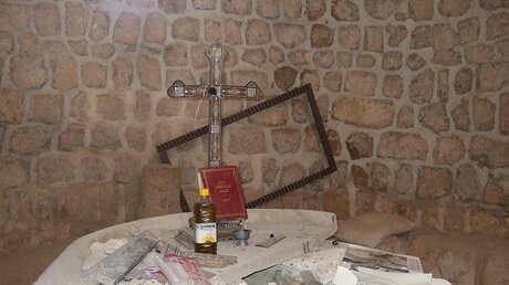 Zerstörter Altar in der Kirche des Sergius Klosters in Maalula (Syrien) / © Karin Leukefeld (KNA)