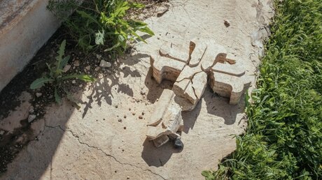 Zerstörtes Kreuz an einer Kirche im Irak / © Jean-Matthieu Gautier (KNA)