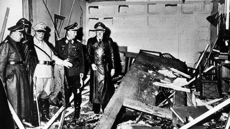 Zerstörung im Raum der Karten-Baracke im Führerhauptquartier Rastenburg, wo Oberst Stauffenberg am 20. Juli 1944 eine Sprengladung zündete / © Heinrich Hoffmann/UPI (dpa)