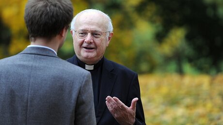 Erzbischof Zollitsch und ein Laie (KNA)