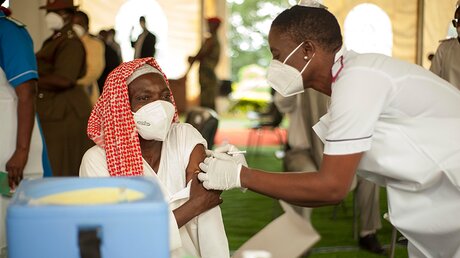 In Zomba, Malawi, wird ein Mann gegen Covid-19 geimpft / © Joseph Mizere (dpa)
