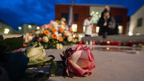 Blumen und Kerzen für die Opfer des Zugunglücks / © Matthias Balk (dpa)