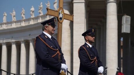 Zwei Carabinieri stehen an einem Kreuz vor einem leeren Petersplatz / © Andrew Medichini (dpa)