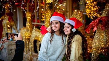 Zwei junge Mädchen auf den festlich geschmückten Straßen der Stadt Haifa / © Pioneerka888 (shutterstock)