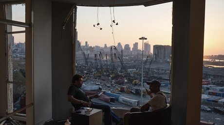  Zwei Männer in einem zerstörten Gebäude gegenüber dem Ort der Explosion in Beirut / © Felipe Dana (dpa)