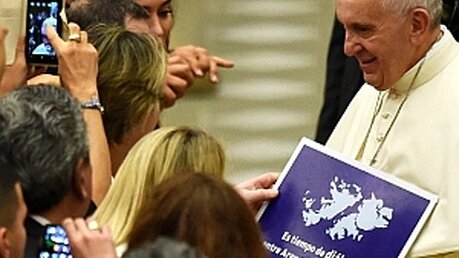 Papst Franziskus mit Aktivisten-Plakat (AFP)