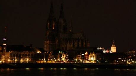 Der Kölner Dom in Dunkelheit bei der Earth Hour / © Rebecca Dierkes, WWF