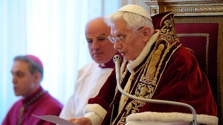 11. Februar 2013: Papst Benedikt XVI. verkündet seinen Rücktritt / © Osservatore Romano (KNA)