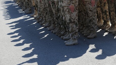 Bundeswehrsoldaten beim Appell / © Patrick Seeger (dpa)