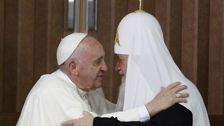 Papst Franziskus und Patriarch Kyrill I. (KNA)