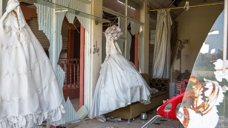 Blick in ein zerstörtes Geschäft für Brautmoden in der Stadt Bartella. / © Uygar Onder Simsek (KNA)