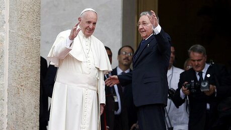 2015: Raul Castro (r.) begrüßt Papst Franziskus in Havanna / © Carlos Garcia Rawlins (KNA)