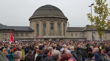 Bündnisse in Köln demonstrieren gegen "Hogesa"-Versammlung (DR)