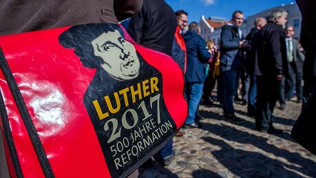 Es gibt auch Taschen zum Reformationsgedenken / © Jens Büttner (dpa)