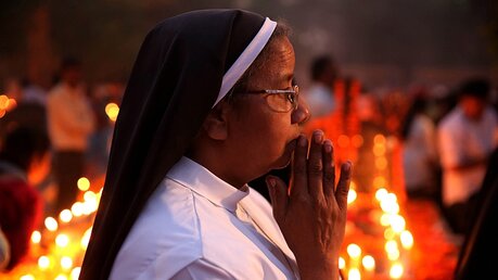 Eine Nonne in Indien  / © Sanjeev Gupta (dpa)
