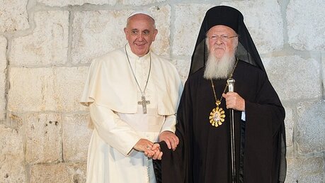 Papst Franziskus (l.) und Bartholomaios I. / © Romano Siciliani (KNA)