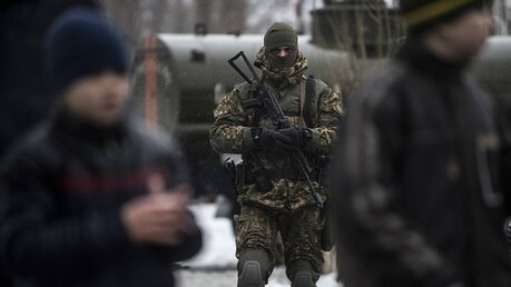 Ukrainischer Soldat in der Ostukraine / © Evgeniy Maloletka (dpa)