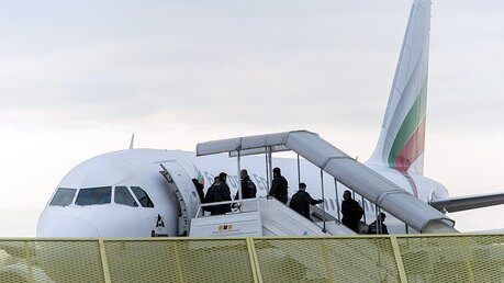 Abgelehnte Asylbewerber steigen in ein Flugzeug / © Daniel Maurer (dpa)