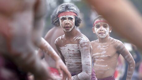 Aborigines in Sydney bei der traditionellen "Smoking Ceremony" anlässlich des "Australia Day" / © Rick Rycroft (dpa)