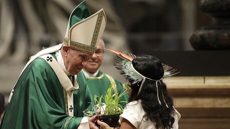 Ein Mädchen aus Amazonien überreicht Papst Franziskus eine Pflanze / © Alessandra Tarantino (dpa)