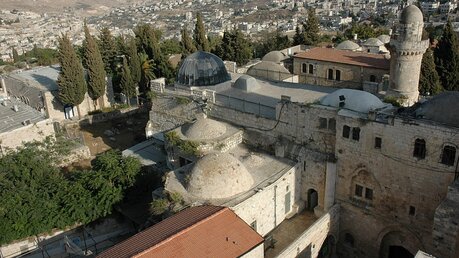 Blick vom Turm der Dormitio-Abtei in Jerusalem auf den Abendmahlssaal (KNA)