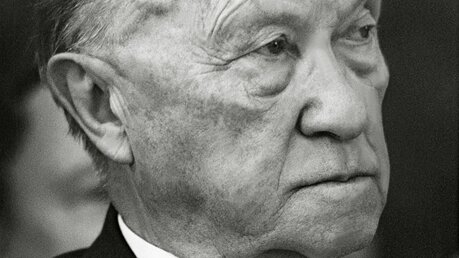 1954 bekommt der damalige Kanzler Konrad Adenauer "in Anerkennung seiner klaren zielbewußten Planung und praktischen Formung der Grundlagen des europäischen Zusammenschlusses" den Karlspreis verliehen. (KNA)