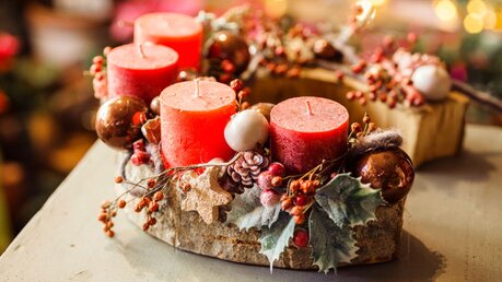 Adventsgesteck und Kerzen / © Karniewska (shutterstock)