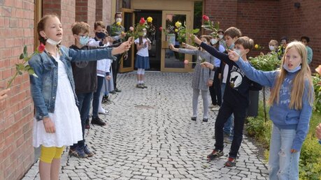 Alle Klassen der Domsingschule verabschieden sich singend von ihrer Schulleiterin. / © Beatrice Tomasetti (DR)