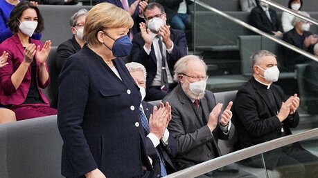 Angela Merkel steht neben Joachim Gauck, Wolfgang Thierse und Erzbischof Nikola Eterovic, Apostolischer Nuntius in Deutschland / © Michael Kappeler (dpa)