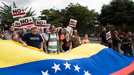 Anhänger der Opposition in Venezuela demonstrieren gegen Maduro / © Kamila Stepienle Pictorium (dpa)