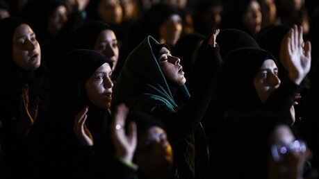 Anhänger der Schiiten-Miliz Hisbollah hören in Beirut (Libanon) im Rahmen des islamischen Festes Aschura die Geschichte des Imams Al-Husain. / © Hassan Ammar (dpa)