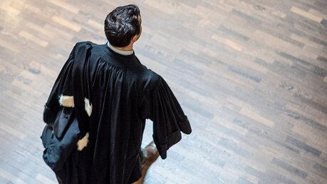 Symbolbild: Anwalt mit Robe / © Pierre-Antoine Pluquet (KNA)
