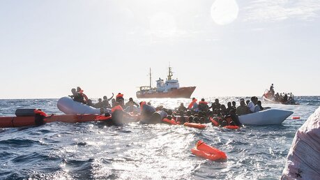 Archiv: Zahlreiche Flüchtlinge, die auf Booten von Libyen aus nach Italien übersetzen / © Laurin Schmid/SOS (dpa)