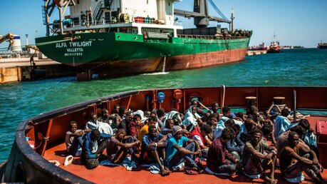 Archivbild: Flüchtlinge auf Rettungsschiff / © Alessio Mamo (KNA)