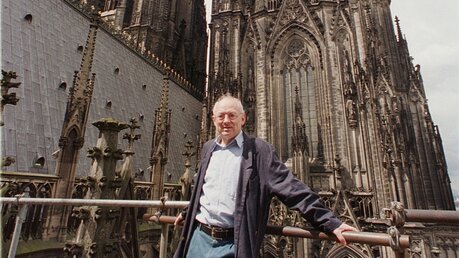 Arnold Wolff vor der Kölner Dombauhütte, 1998 / © Wolfgang Radtke (KNA)