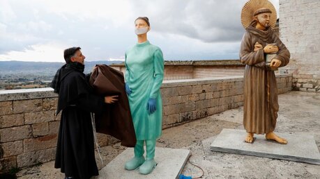 Assisi ehrt Einsatz von Krankenpflegerinnen und -pflegern / © Yara Nardi (Reuters)