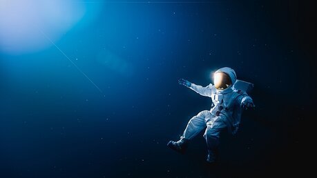 Astronaut im Weltraum / © Fer Gregory (shutterstock)