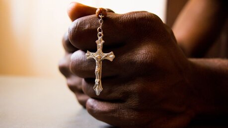 Auch Priester erleben Rassismus / © Red Confidential (shutterstock)
