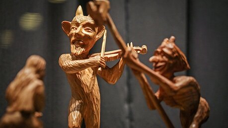 Aus Holz geschnitzte Teufelsfiguren / © Markus Nowak (KNA)