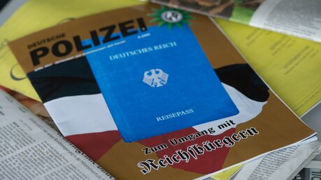 Ausgabe der Zeitschrift "Deutsche Polizei" befasst sich mit Reichsbürgern / © Jochen Lübke (dpa)