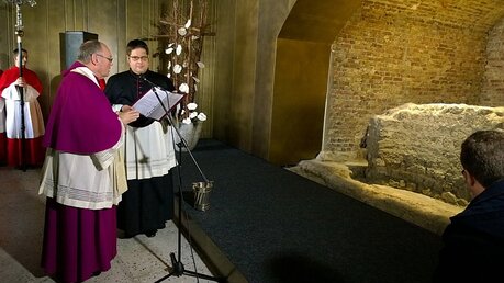Dompropst Bachner weiht den neuen Vorbau des frühchristlichen Baptisteriums ein (Erzbistum Köln)
