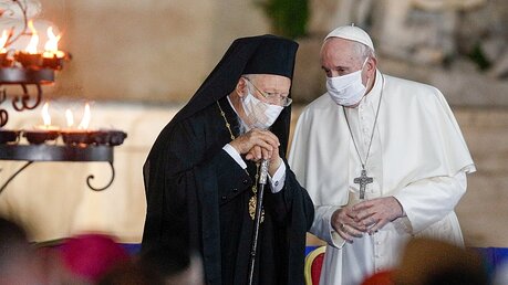 Bartholomaios I. und Papst Franziskus (r.) / © Paul Haring (KNA)