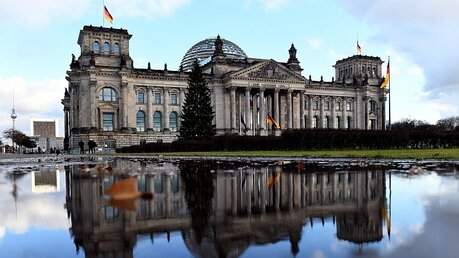 Dem Deutschen Volke - und allen Menschen: Berliner Reichstag / © Maurizio Gambarini (dpa)