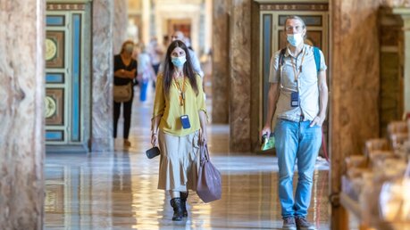 Besucher mit Mundschutz in den Vatikanischen Museen / © Stefano Dal Pozzolo/Romano Siciliani (KNA)
