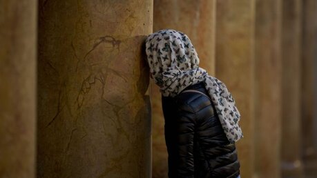 Betende Frau in der Geburtskirche in Bethlehem / © Majdi Mohammed (dpa)