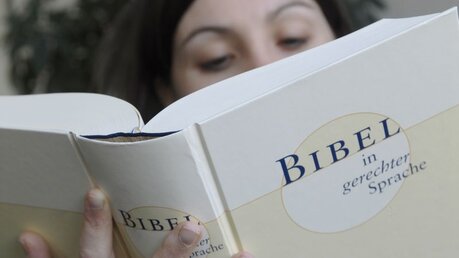 Bibel in gerechter Sprache / © Hanno Gutmann (epd)