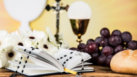 Bibel, Kreuz, Brot und Wein / © dianaduda (shutterstock)