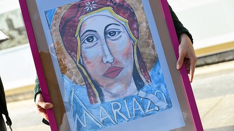 Bild mit einem Portrait der Muttergottes und der Aufschrift "Maria 2.0" bei einer Demonstration der Initiative Maria 2.0 / © Harald Oppitz (KNA)