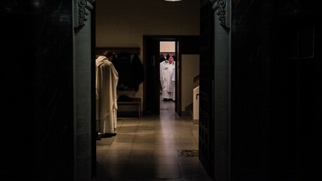 Bischöfe in der Sakristei / © Jeoffrey Guillemard (KNA)